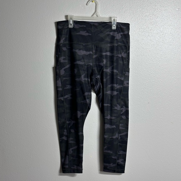 Athleta Women Athletic Camo Black Capri Leggings size 1X. - Picture 1 of 8